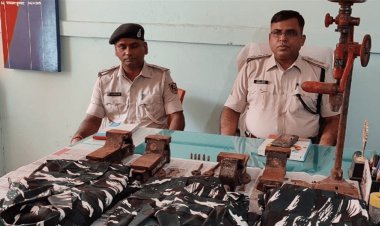 बिहार: मुंगेर के जंगल में गन फैक्ट्री का खुलासा, आर्म्स और गोलियों के साथ-साथ वर्दी भी बरामद 