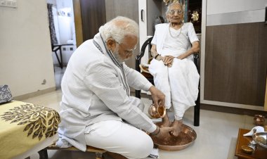 PM नरेंद्र मोदी का अपनी मां के 100वें जन्मदिन भावुक ट्वीट- CM बनने पर मां ने दी थी शिक्षा, कभी रिश्वत मत लेना