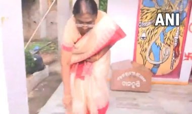 ओड़िसा: शिव मंदिर में पूजा करने पहुंचीं द्रौपदी मुर्मू, झाड़ू भी लगाई