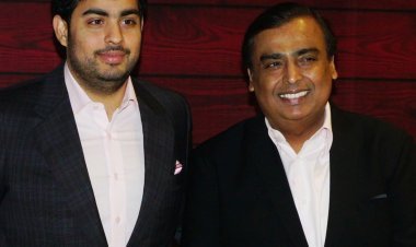 आकाश अंबानी बने रिलायंस जियो के चेयरमैन, मुकेश अंबानी ने डायरेक्टर पोस्ट से किया रिजाइन