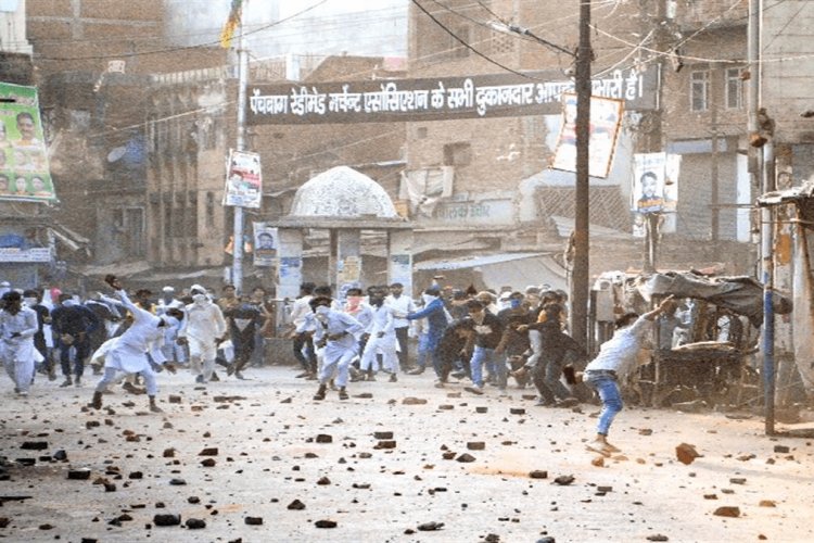 कानपुर: हिंसा के आरोपितों को पकड़ने गई पुलिस टीम पर हमला, एक उपद्रवी को छुड़ाया