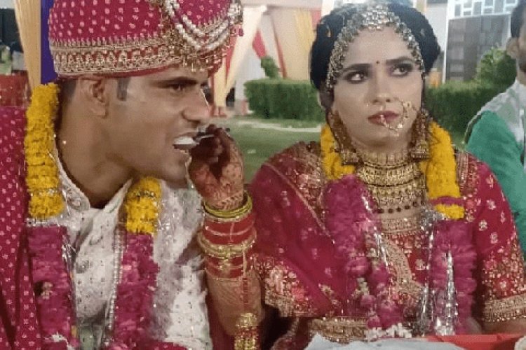 उत्तर प्रदेश: महिला थानाध्यक्ष ने कांस्टेबल संग रचाई शादी