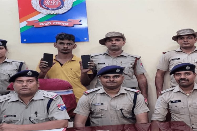 धनबाद: रेलवे स्टेशन पर मोबाइल चोरी सीसीटीवी में कैद,आरपीएफ ने दबोचा