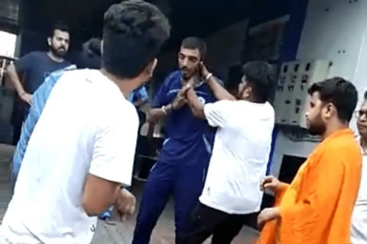धनबाद:अशर्फी हॉस्पिटल में रमेश पांडेय के भाई व समर्थकों ने स्टाफ को जमकर पीटा, पुलिस से हाथपाई, मारपीट, पिस्टल जब्त