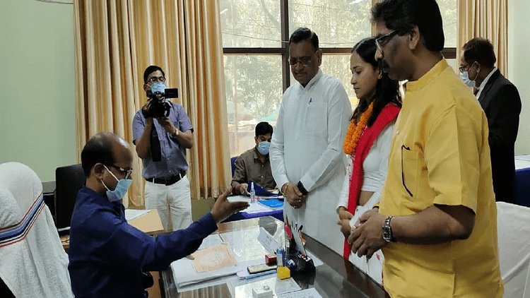 झारखंड: मांडर विधानसभा उपचुनाव: महागठबंधन की कैंडिडेट शिल्पी नेहा तिर्की ने किया नॉमिनेशन