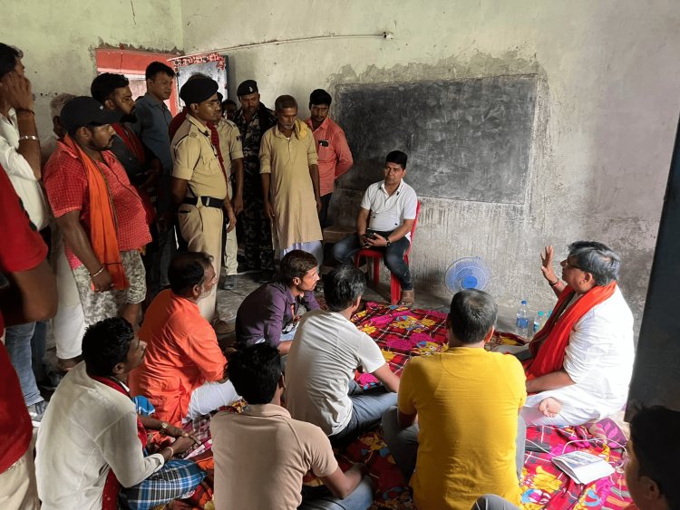 बिहार: ग्रामीणों ने बीजेपी एमएलए ई शैलेंद्र कुमार को बनाया बंधक, अमरण अनशन पर बैठे