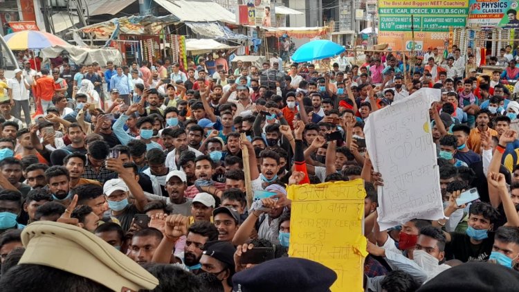 बिहार: अग्‍न‍िपथ स्‍कीम के विरोध में बवाल, बक्‍सर में ट्रेन रोकी, मुजफ्फरपुर और बेगूसराय में रोड पर आगजनी