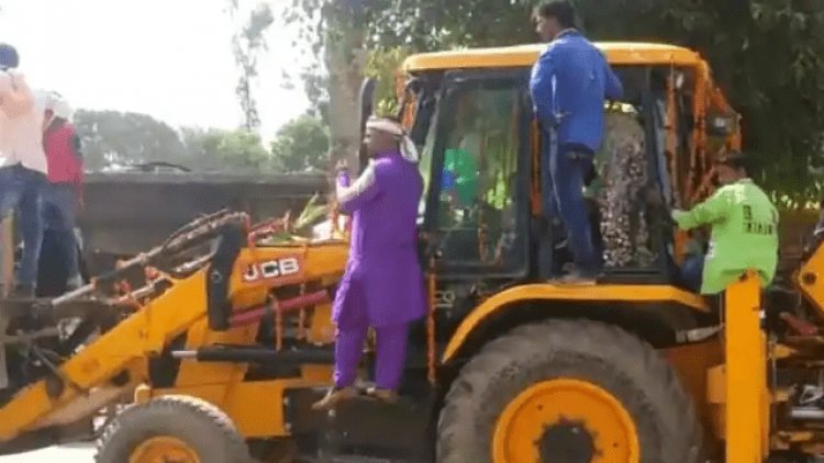 उत्तर प्रदेश: बहराइच में JCB पर चढ़कर दुल्हन को लेने पहुंचा दूल्हा