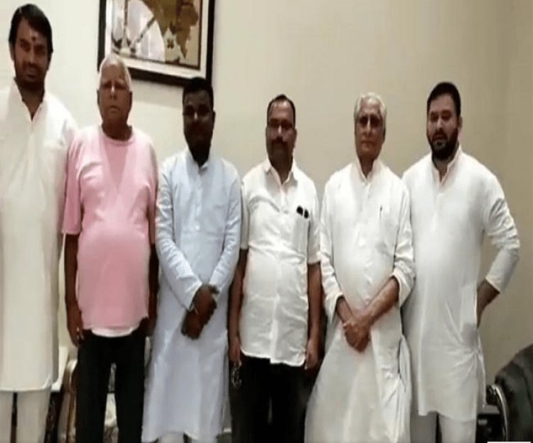 बिहार: तेजस्वी यादव ने असदुद्दीन ओवैसी को दिया बड़ा झटका, AIMIM  के पांच में से चार MLA आरजेडी में शामिल