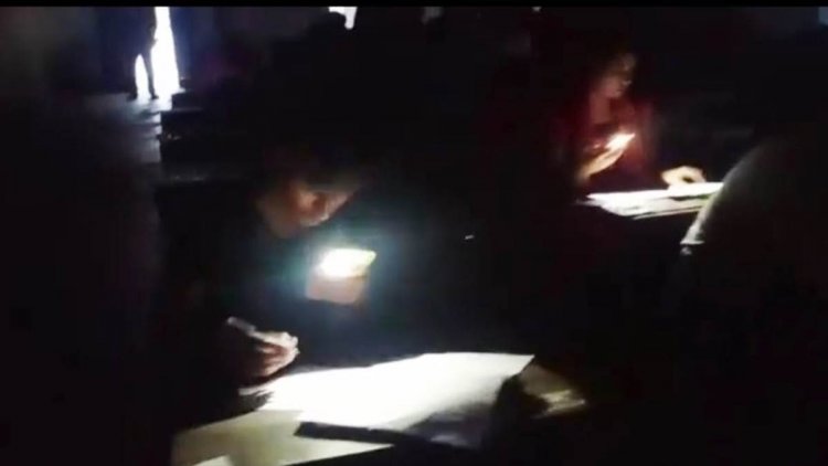 बिहार: मुंगेर में एग्जाम के समय हुई बिजली गुल, मोबाइल फोन की रोशनी में ग्रेजुएशन के स्टूडेंट ने दी एग्जाम