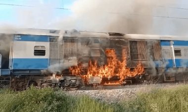 बिहार: रक्सौल-नरकटियागंज रेल लाइन पर चलती ट्रेन में लगी आग, पैसेंजर्स में मची अफरातफरी, कूदकर बचायी जान