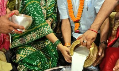 झारखंड: PM नरेंद्र मोदी के देवघर दौरे से पहले वाइफ के साथ CM  हेमंत सोरेन ने बाबा बैद्यनाथ के दरबार में लगाई हाजिरी