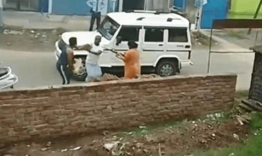 धनबाद: बिनोद बिहारी महतो की पौत्रवधु की रोड पर दबंगई, पड़ोसियों पर तान दी राइफल, जमकर मारपीट