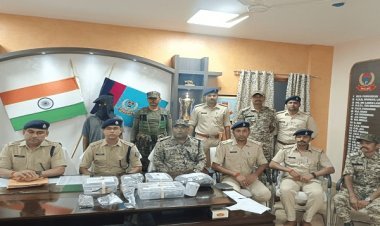 झारखंड: चाईबासा में दो लाख का इनामी PLFI एरिया कमांडर नोवेल अरेस्ट, एके-47 समेत व संगठन से जुड़े कागजात बरामद