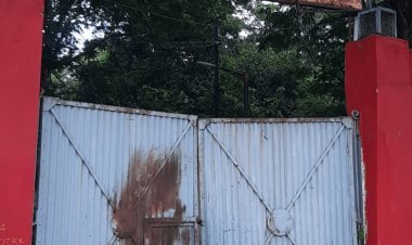 धनबाद: रेलवे डिविजननल स्टोर के गेट पर फोड़ा बम , दहशत