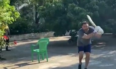 बिहार: पीएम नरेंद्र मोदी की सलाह का असर,  तेजस्वी ने खेला क्रिकेट, बैटिंग-बॉलिंग की (देखें Video )