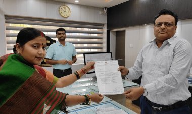 धनबाद रेलवे स्टेशन पर यात्री सुविधाओं को लेकर रागिनी सिंह DRM को सौंपा ज्ञापन