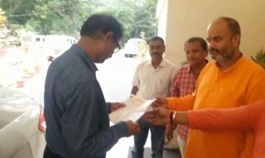 धनबाद: प्रधान मुख्य वन संरक्षक को आउटसोर्सिंग में वनों की कटाई के संबंध में सौंपा ज्ञापन