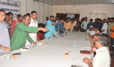 धनबाद: BCCL ईजे एरिया में मैनेजमेंट व JMS की वार्ता में बवाल, एकलव्य सिंह ने GM पर फेंका पानी का बोतल , धमकाया