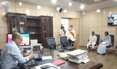  धनबाद: जनता दरबार में लोगों ने दिये जर्जर सड़क की मरम्मत करवाने, नाली का निर्माण कराने सहित अन्य आवेदन