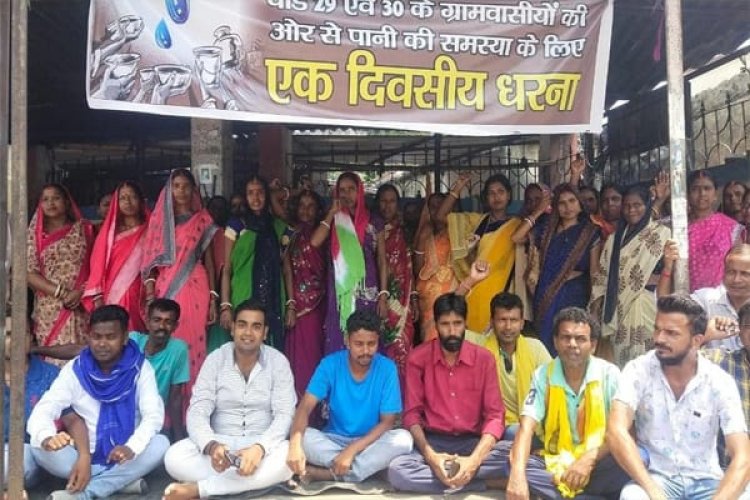 धनबाद: जल संकट के खिलाफ वार्ड नंबर 29 और 30 के लोगों ने दिया धरना