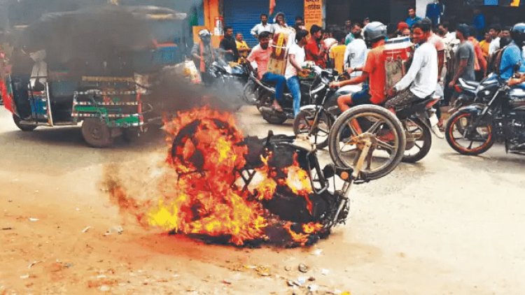 बिहार: बक्सर में  सड़क पर युवक ने खुद की बाइक फूंक डाली, पेट्रोल भराने का पैसा नहीं था, इसलिए बाइक जलायी