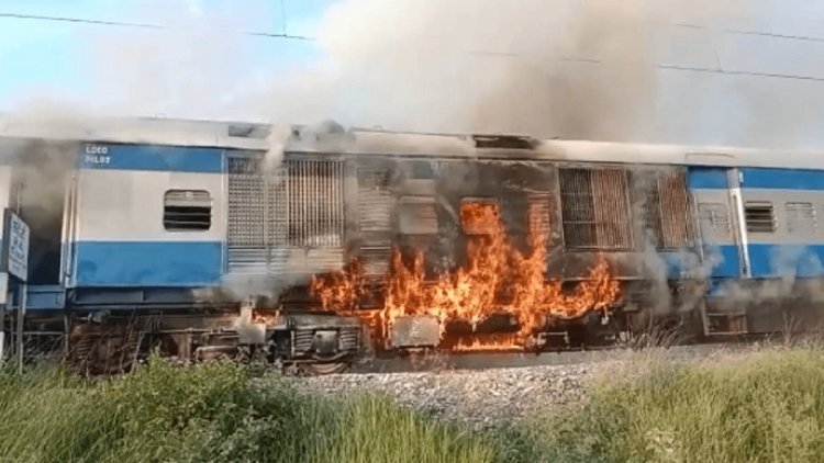 बिहार: रक्सौल-नरकटियागंज रेल लाइन पर चलती ट्रेन में लगी आग, पैसेंजर्स में मची अफरातफरी, कूदकर बचायी जान