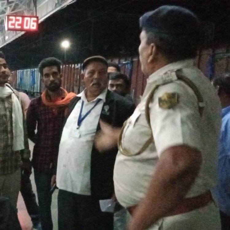 बिहार: दानापुर से भागलपुर आ रही इंटरसिटी एक्सप्रेस-13402 में रेल पुलिसकर्मियों ने टीटीई को पीटा