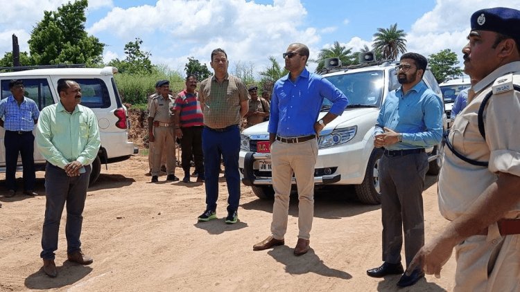 धनबाद: डीसी ने किया बजरा व चिरकुंडा बालू घाट का निरीक्षण,बालू उठाव करने वालों पर FIR दर्ज करने का निर्देश   