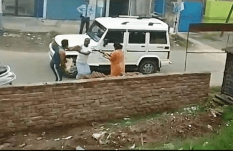 धनबाद: बिनोद बिहारी महतो की पौत्रवधु की रोड पर दबंगई, पड़ोसियों पर तान दी राइफल, जमकर मारपीट