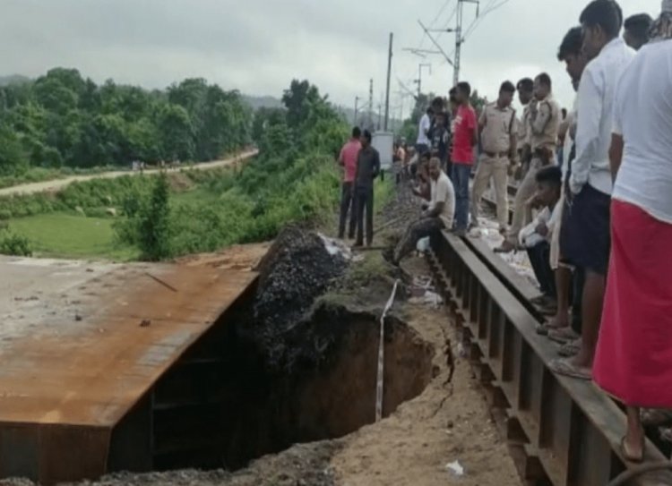 धनबाद: प्रधानखंटा छाताकुल्ही में निर्माणाधीन रेलवे अंडरपास का मिट्टी धंसा, चार मजदूरों की दबकर मौत