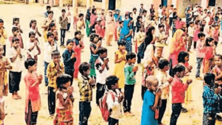 झारखंड: गढ़वा रंका ब्लॉक के एक मिडिल स्कूल में 18 साल बाद बच्चों ने हाथ जोड़कर की प्रार्थना