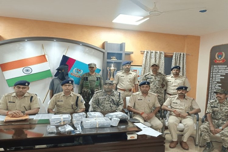 झारखंड: चाईबासा में दो लाख का इनामी PLFI एरिया कमांडर नोवेल अरेस्ट, एके-47 समेत व संगठन से जुड़े कागजात बरामद