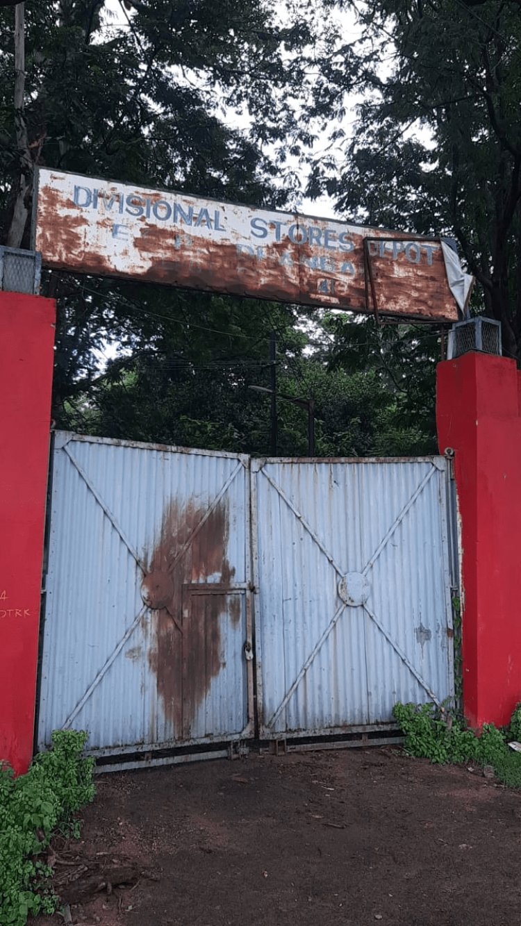 धनबाद: रेलवे डिविजननल स्टोर के गेट पर फोड़ा बम , दहशत