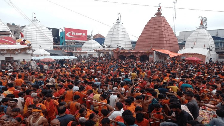 देवघर: पहली सोमवारी को बैद्यनाथ धाम में दो लाख से अधिक कांवरियों ने चढ़ाया जल