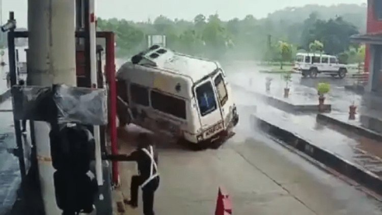 कनार्टक: टोल गेट पर हाइ स्पीड एंबुलेंस पलटी, एक पेसेंट समेत चार की मौत 