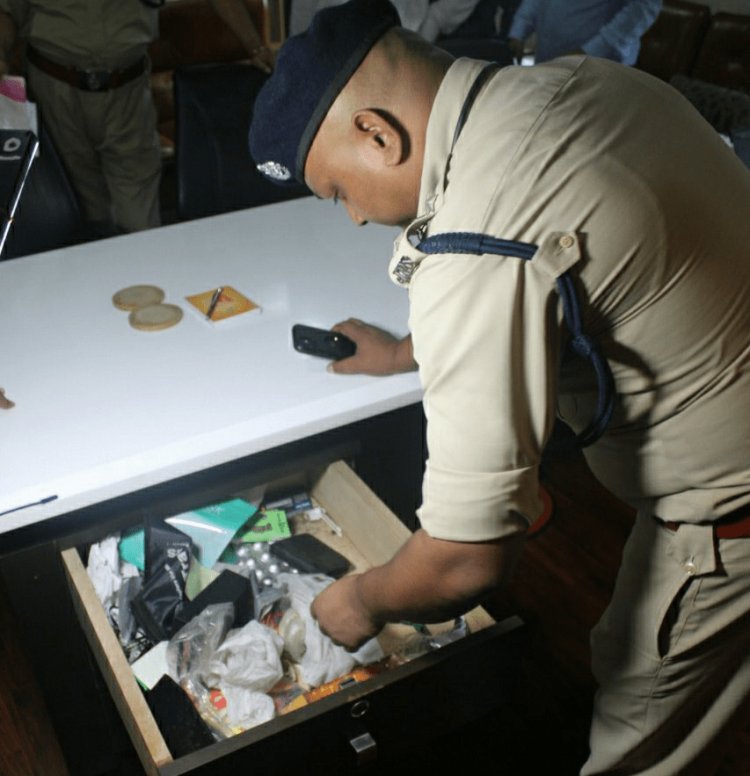 झारखंड: अरुप चटर्जी और मैनेजर राय के धनबाद व रांची ठिकानों पर पुलिस की रेड, कई सामान बरामद
