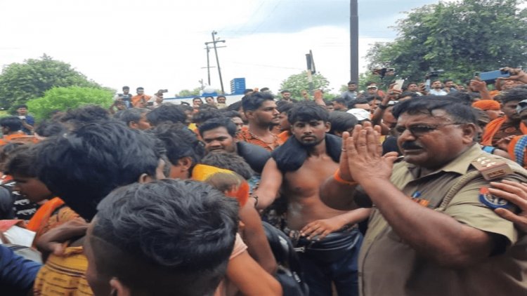मेरठ: कांवड़ खंडित होने पर बवाल, कांवड़ियों ने आरोपी को पीटा, पुलिस चौकी में की तोड़फोड़, घंटो हाइवे जाम