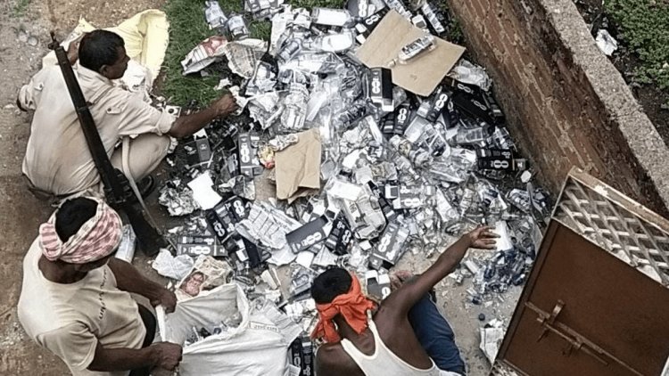 धनबाद: सरायढेला में इलिगल मिनी शराब फैक्ट्री का भंडाफोड़, भारी मात्रा में रैपर,बोतल व अन्य सामान बरामद