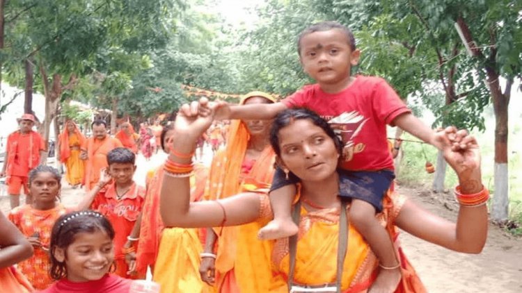 Shravani Mela 2022: बेटे को कंधे पर बैठा जालभिषेक करने चली देवघर, गीता देवी बोलीं-बाबा ने भरी कोख