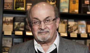 सलमान रुश्दी पर न्यूयॉर्क में जानलेवा हमला, गर्दन पर गहरे घाव, काले लिबास में आये हमलावर से पूछताछ