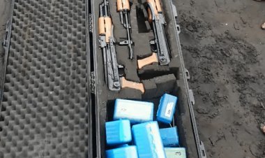 महाराष्ट्र: रायगढ़ में श्रीवर्धन बंदरगाह के पास संदिग्ध  बोट पर मिलीं तीन AK-47:पुलिस ने बुलेट्स के बॉक्स जब्त किए