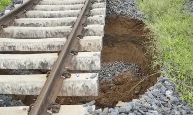 धनबाद: MPL जाने वाली रेलवे ट्रैक के नीचे 20 फीट जमीन धंसी, हावड़ा ग्रैंड कार्ड रेल लाइन पर मंडराया खतरा