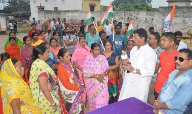 धनबाद: झरिया में कांग्रेस का आपके द्वार कार्यक्रम, संतोष सिंह ने घर-घर जाकर सुनी समस्याएं