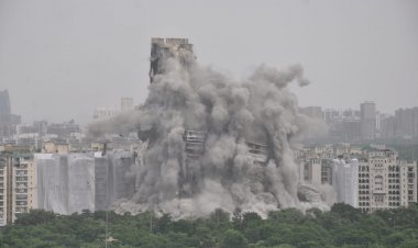 नोएडा :नौ सेकेंड में सुपरटेक ट्विन टावर बन गया मलबे का ढेर, (देंखे Video)