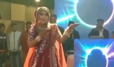 शादी के स्टेज पर  दुल्हन का धमाकेदार डांस ,  mujhe naulakha manga de....Video' वायरल