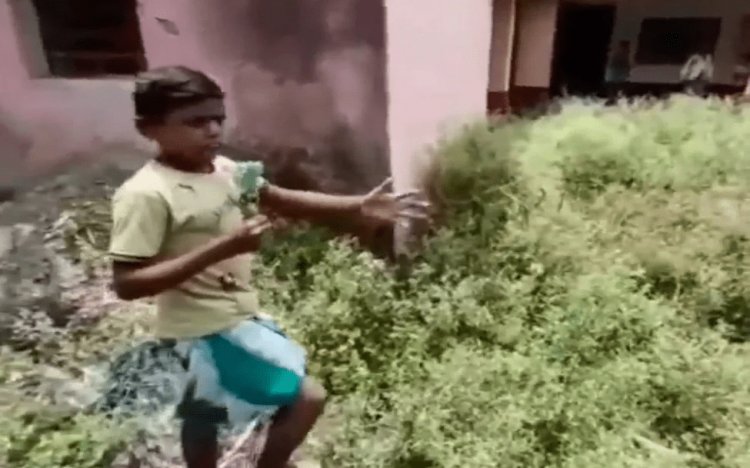 झारखंड: छात्र सरफराज बना पत्रकार, गोड्डा के स्कूल की कुव्यवस्था की खोलीपोल, वीडियो वायरल