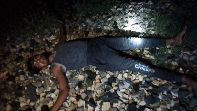 झारखंड: गढ़वा में रेलवे ट्रैक पर सोया रहा युवक, ऊपर से गुजर गई एक्सप्रेस ट्रेन, खरोंच भी नहीं आयी
