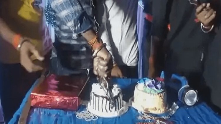समस्तीपुर में पिस्टल से काटा ब्रेकअप पार्टी का केक, उ त दोसरा डोली में सवार..गाने पर किया डांस, video viral