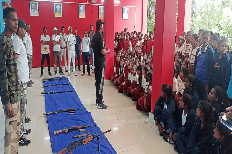 झारखंड: गुमला पुलिस की आर्म् प्रदर्शनी, स्कूली बच्चों ने लिया आर्मी में जाने का संकल्प